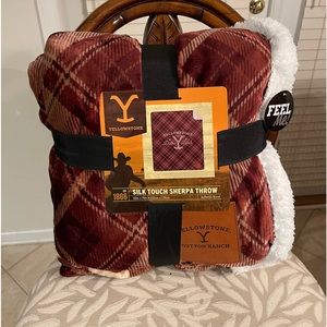 YELLOWSTONE AUTHENTIC BRAND, SILK TOUCH, EXTRA WARM SHERPA THROW/BLANKET. NWT
